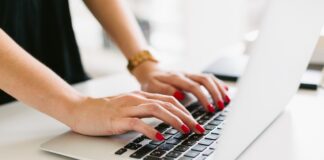 Perché il sonno, lo stress e il carico di lavoro provocano il dolore al collo in ufficio